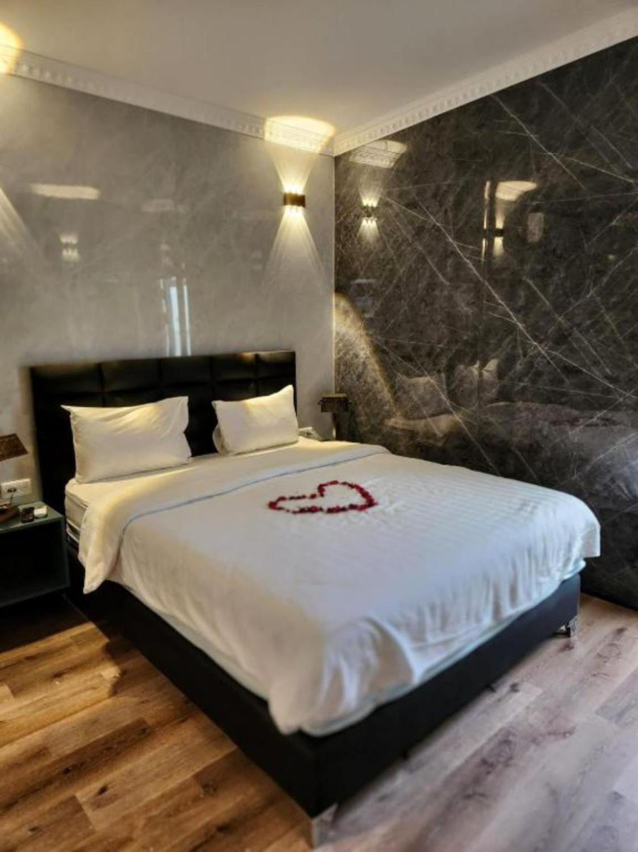Dream Beach 98 Hotel And Spa Тель-Авив Экстерьер фото