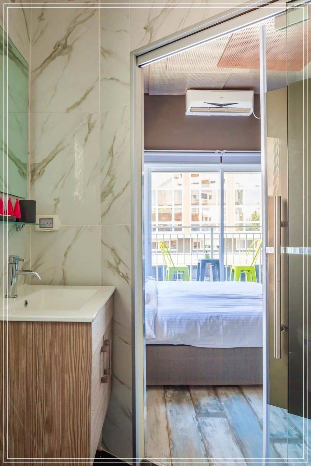 Dream Beach 98 Hotel And Spa Тель-Авив Экстерьер фото